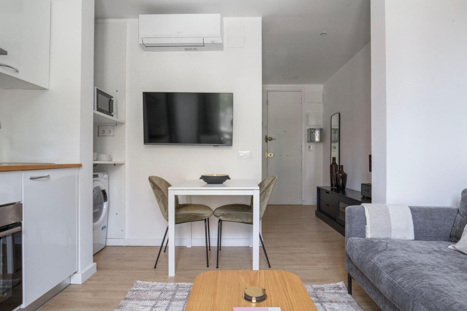 Blueground Sagrada Familia Stylish Furniture Bcn-138 Apartment