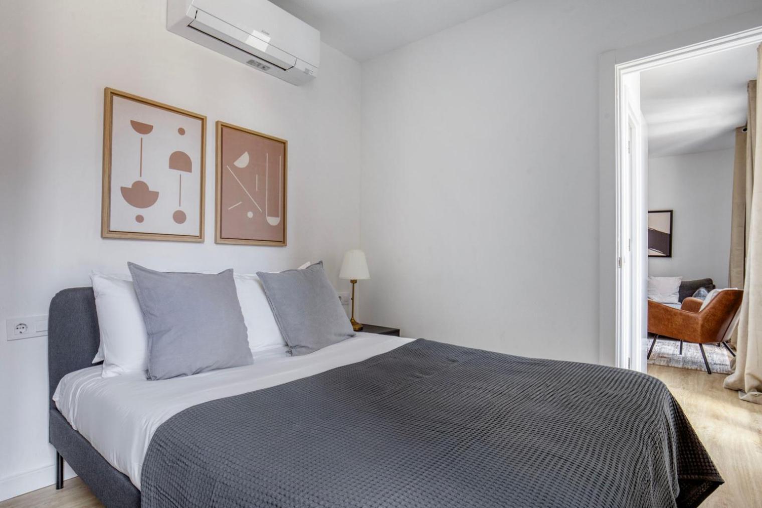 Blueground Sagrada Familia Stylish Furniture Bcn-138 Apartment *