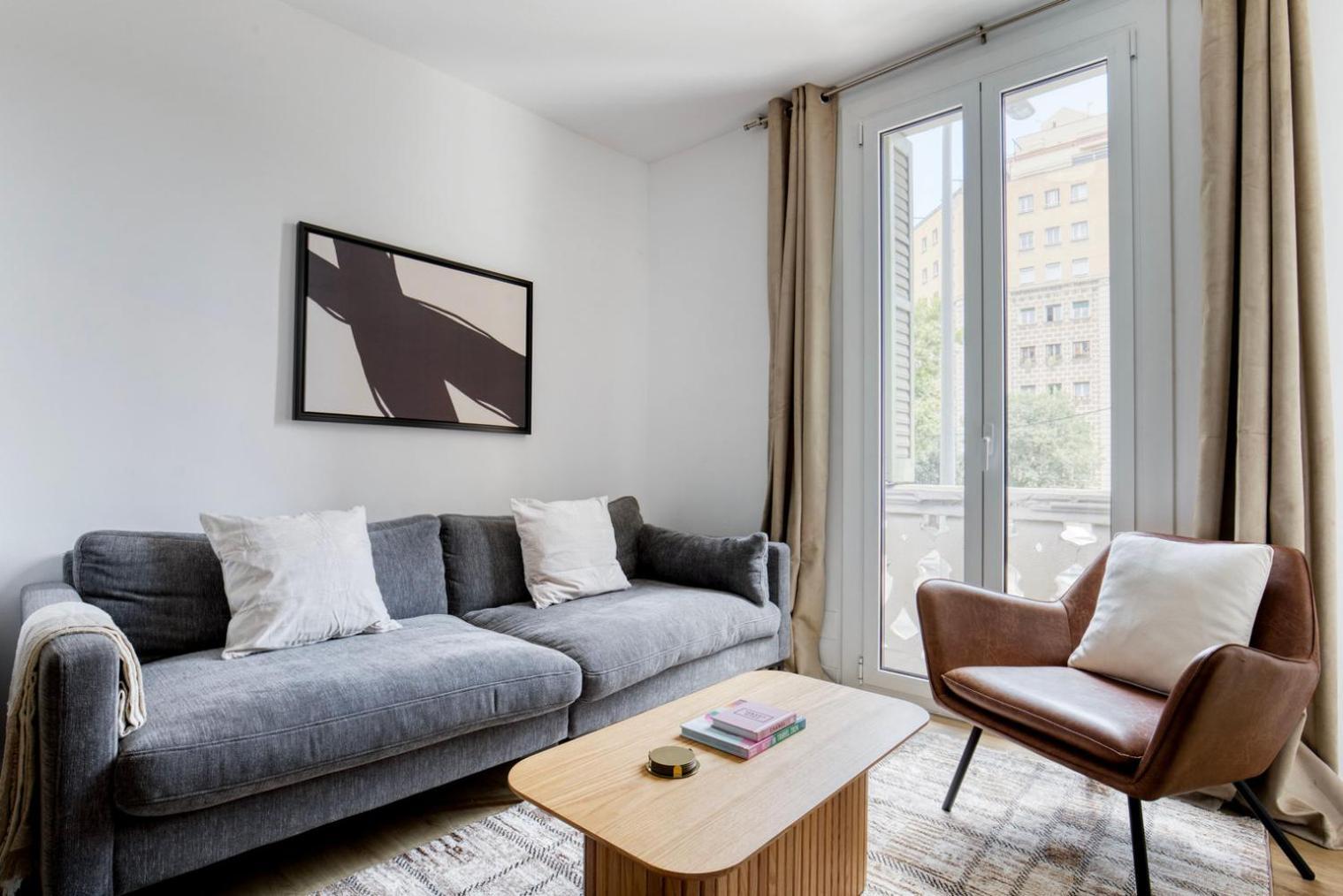 Blueground Sagrada Familia Stylish Furniture Bcn-138 * Barcelona