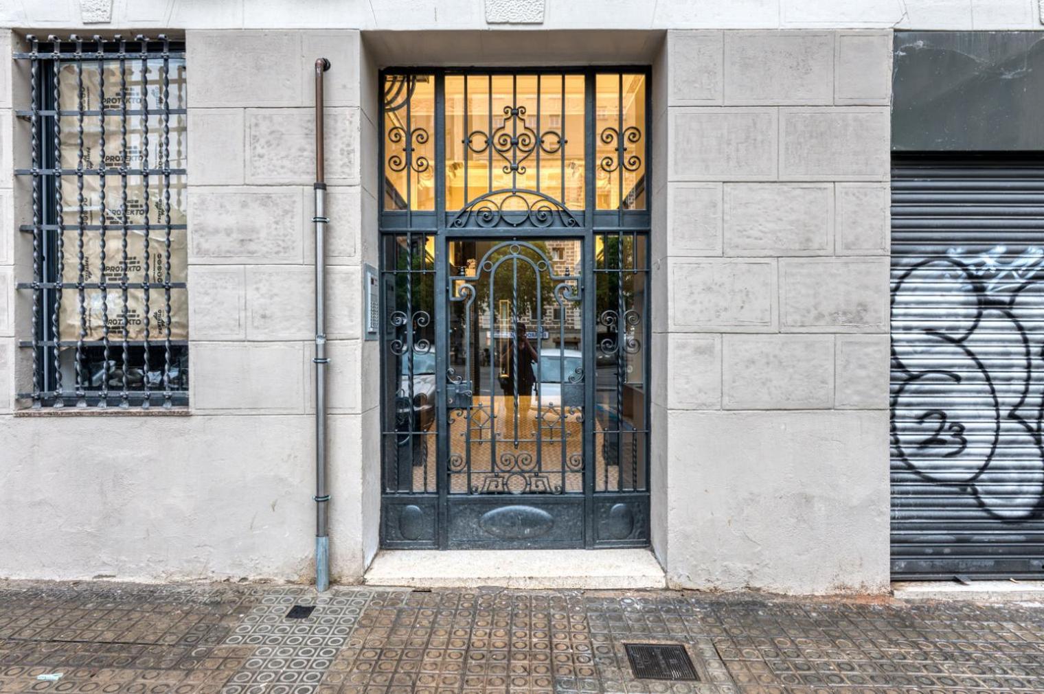 Blueground Sagrada Familia Stylish Furniture Bcn-138 *