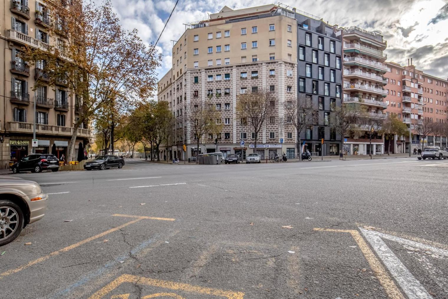Blueground Sagrada Familia Stylish Furniture Bcn-138 * Barcelona